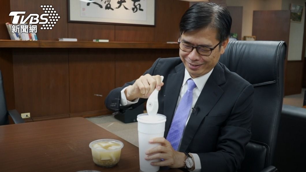 陳其邁用力鑿冰。(圖/TVBS)