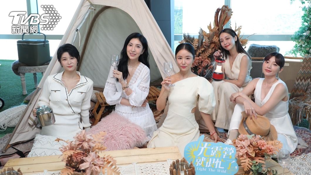 江宜蓉(左起)、楊謹華、林心如、謝欣穎和郭雪芙日前出席節目記者會。(圖/TVBS資料照)