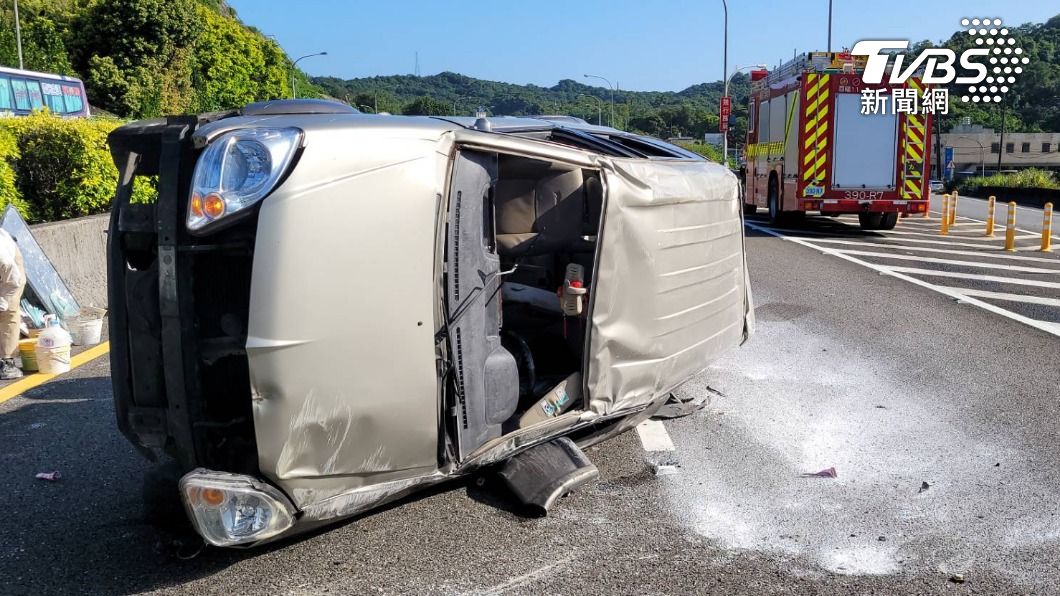 國1北上翻車!擋風玻璃碎一地 2人自行脫困僅輕傷