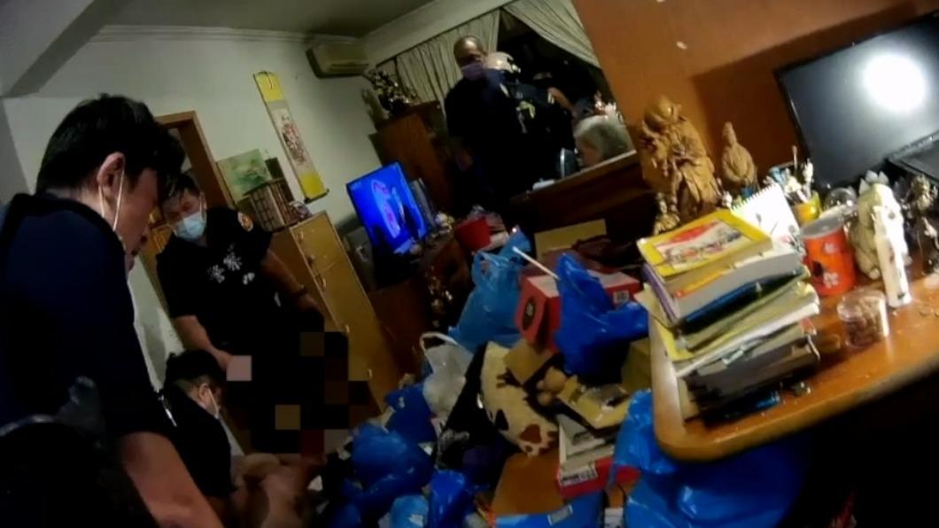 警方順利將持刀男壓制逮捕。(圖/TVBS)