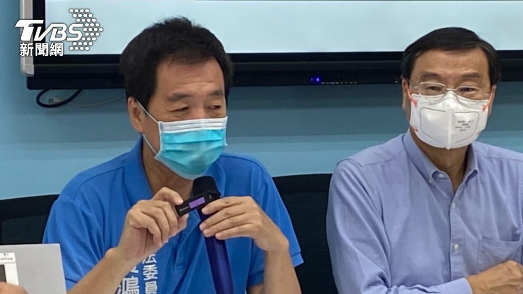 費鴻泰手持隨身碟表示,「陳椒華公布的錄影檔,我們也有部分的東西」。(圖/林至柔攝)