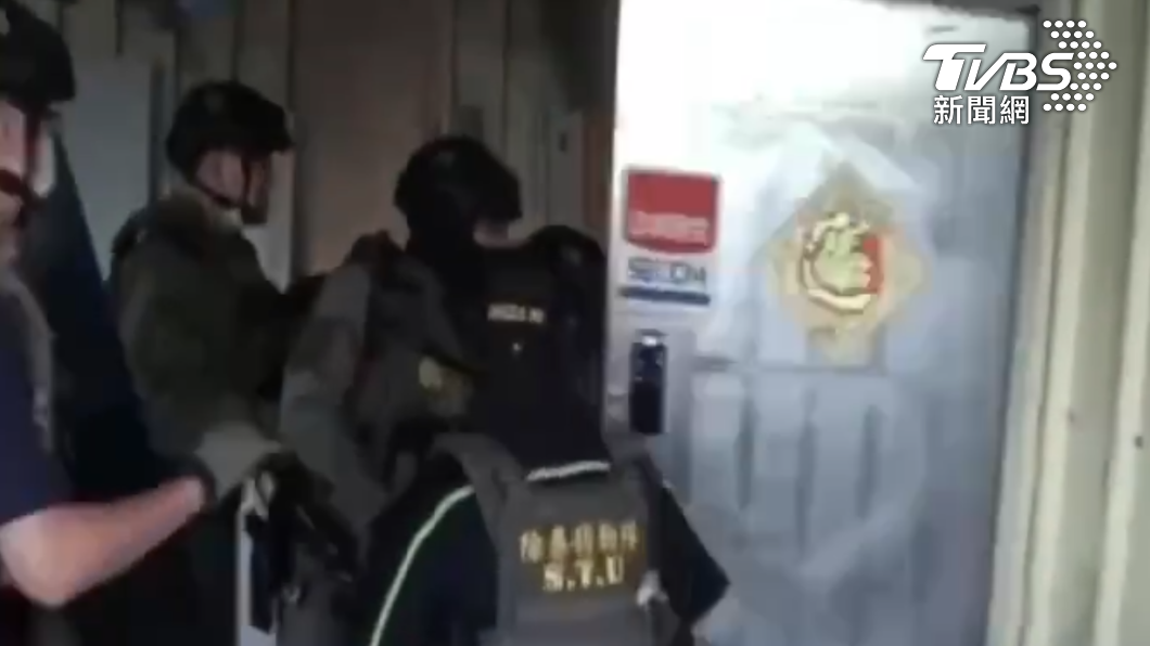 警方荷槍實彈抵達凶嫌宜蘭藏身處攻堅。(圖/TVBS)