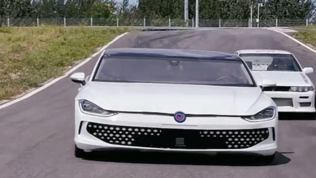 拉寬後的Lamando L與一旁車輛有明顯差異。(圖/翻攝自抖音)