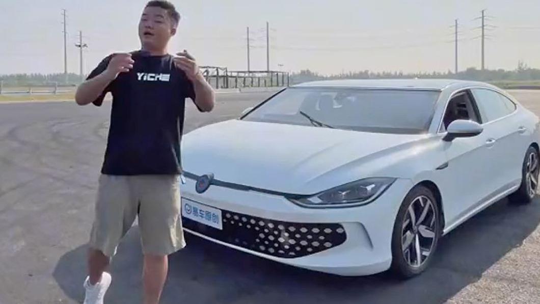 大陸一名直播主將車寬拉長近1倍。（圖／翻攝自抖音）