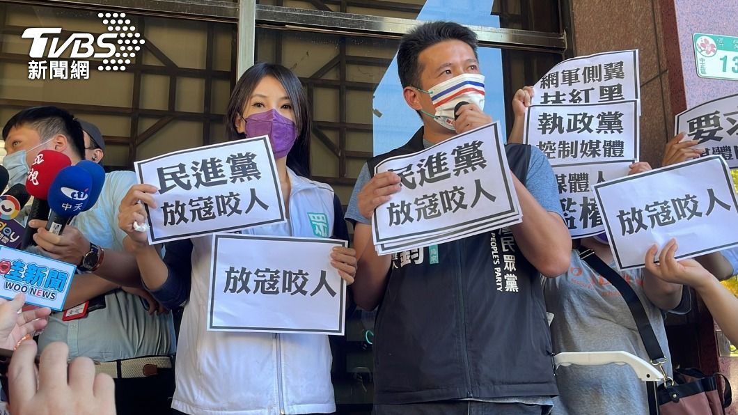 周玉蔻告柯、蔣卻神隱!民眾黨到場抗議 辣腿意外成焦點