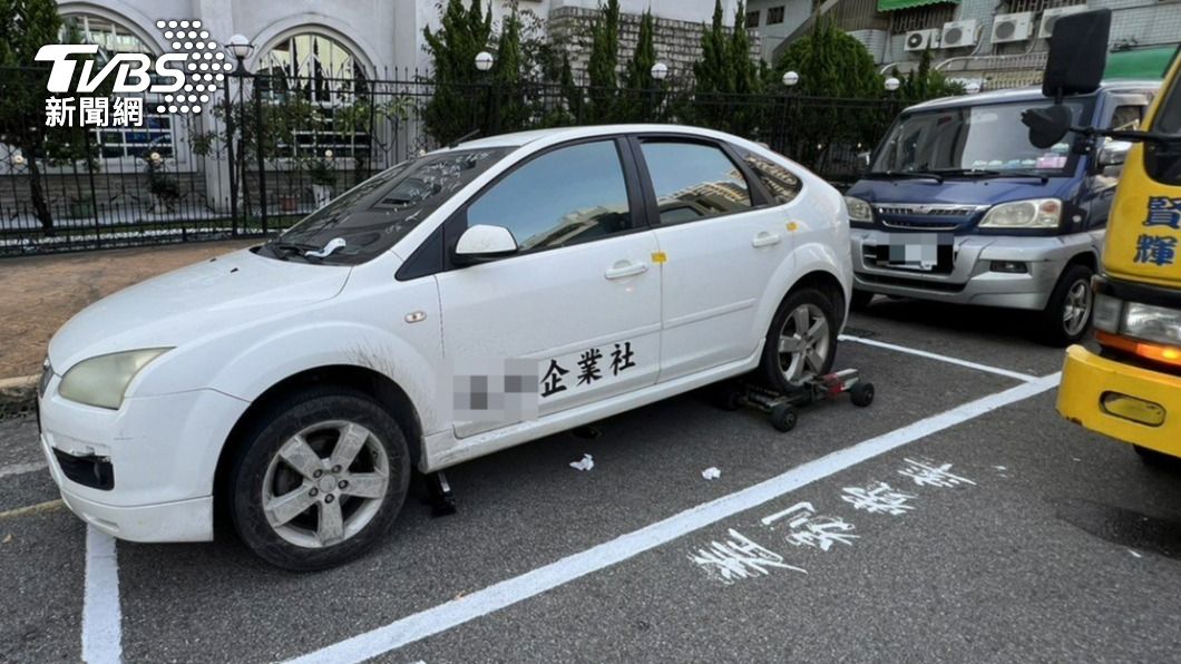停車格小偷出現!無牌車霸停一中商圈 眼尖民眾蒐證報警抓