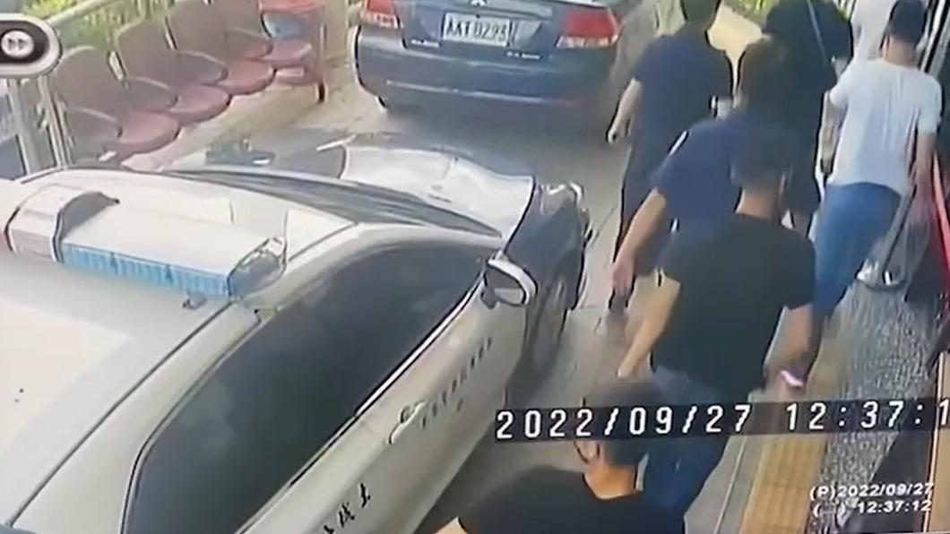 土城警方帶回15人。（圖／TVBS）