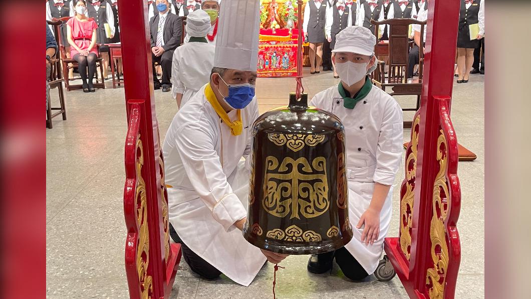 烘焙主廚教師帶領新生敲擊象徵宣揚政教、振聾啟聵的木鐸。