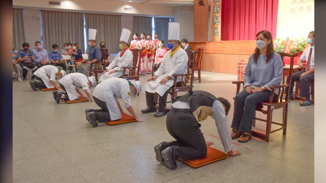 尊師重道,餐旅群新生代表在教師節向師長行三跪九叩拜師大禮。