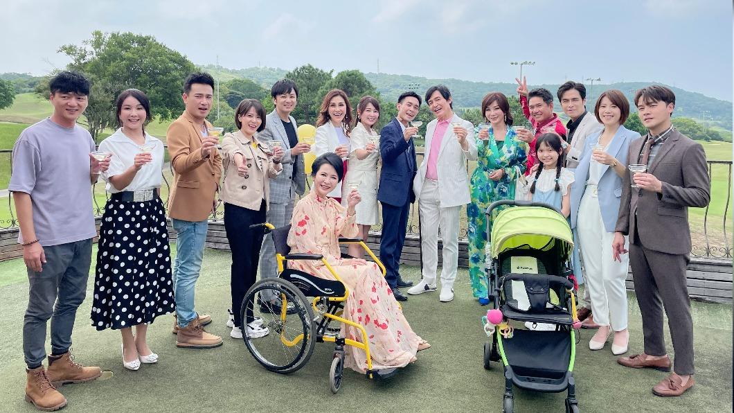 八點檔《黃金歲月》演員今（28）日在新竹長安高爾夫球場，先來場百福集團的殺青戲。（圖／民視提供）