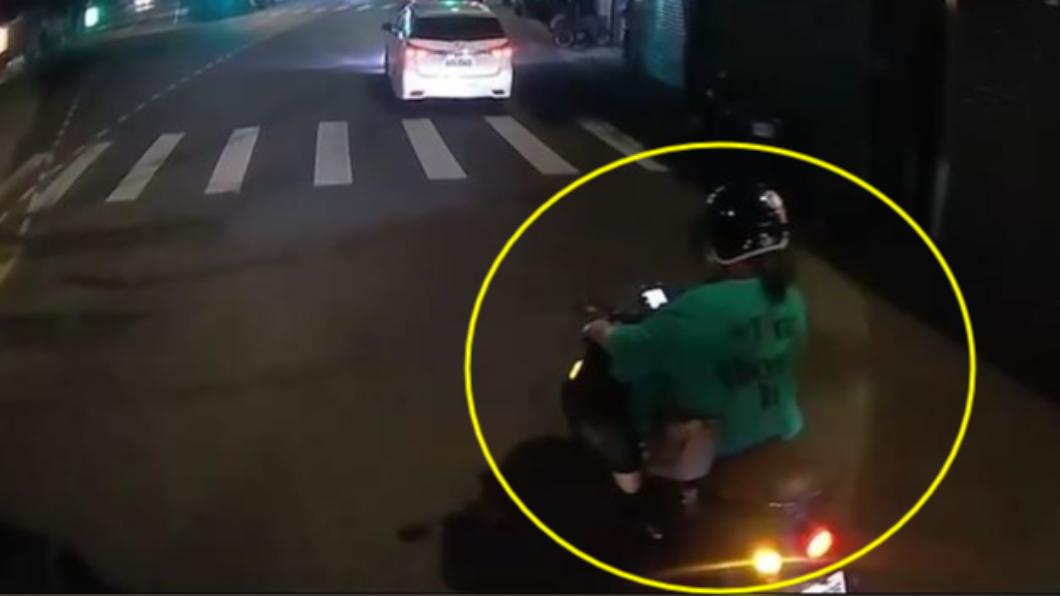 大貨車駕駛貼出行車紀錄器影像,表示女騎士左切後還猛然減速。(圖/翻攝自職業聯結車職業大貨車職業大客車拉拉隊運輸業照片影片資訊分享團 臉書)