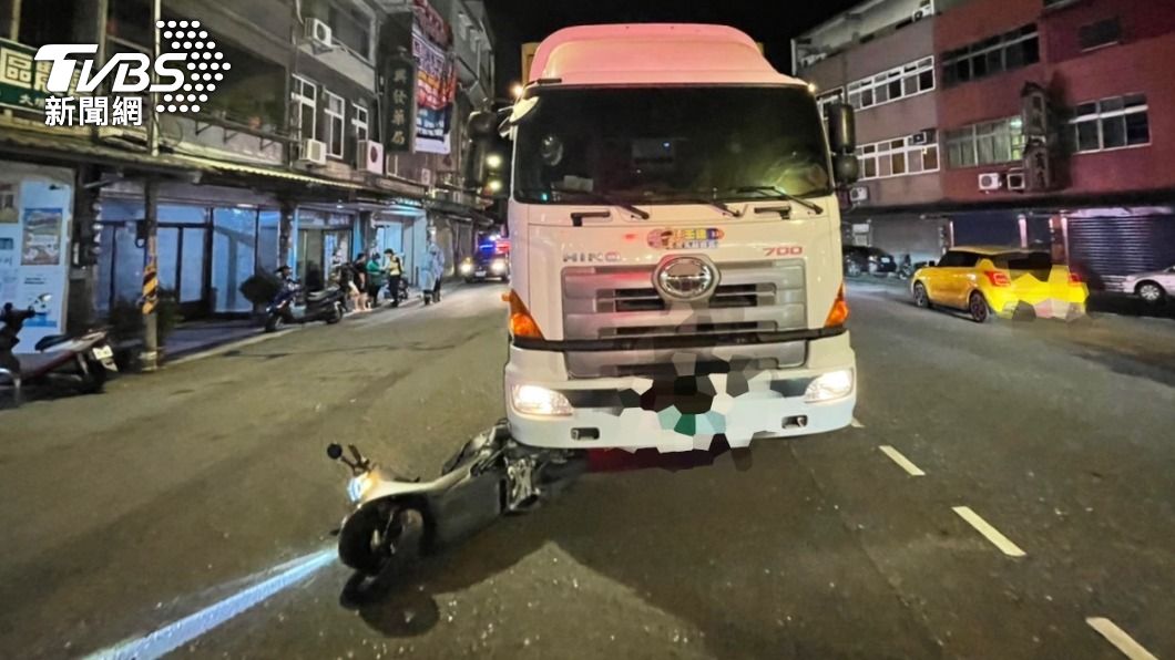 機車卡進大貨車車底,女騎士命大輕傷。(圖/TVBS)