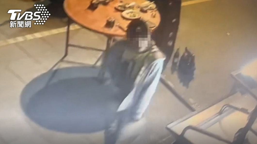 今日凌晨再到周男燒烤店開槍、扔爆裂物。（圖／TVBS）