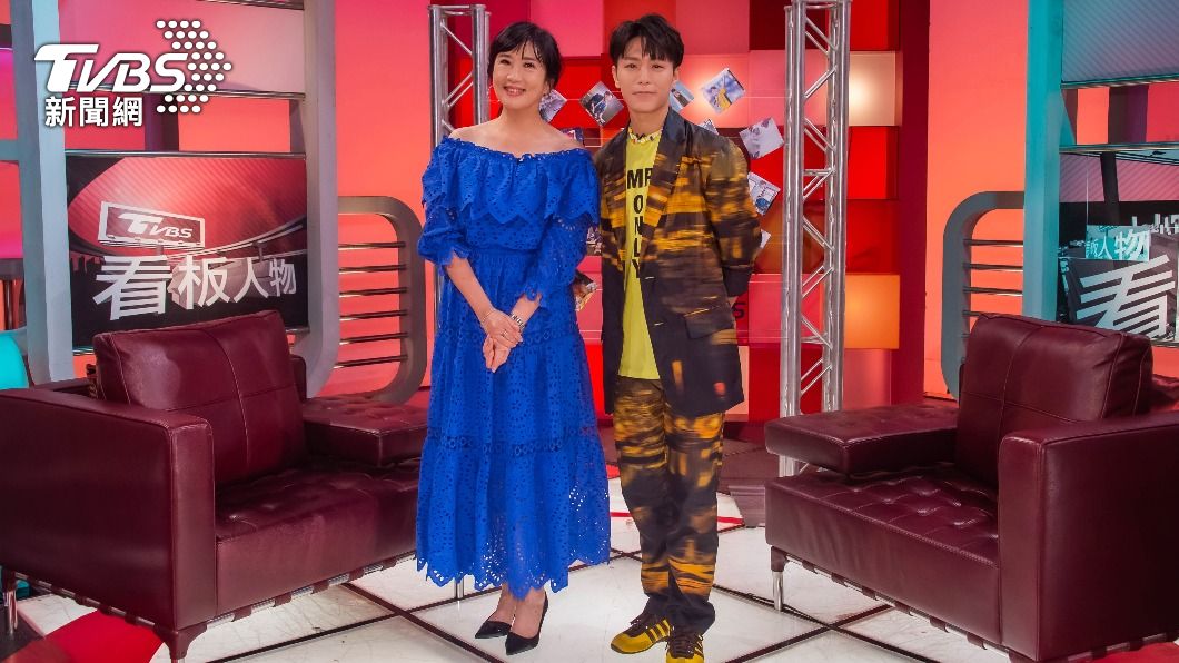 韋禮安與主持人方念華合影。（圖／TVBS）