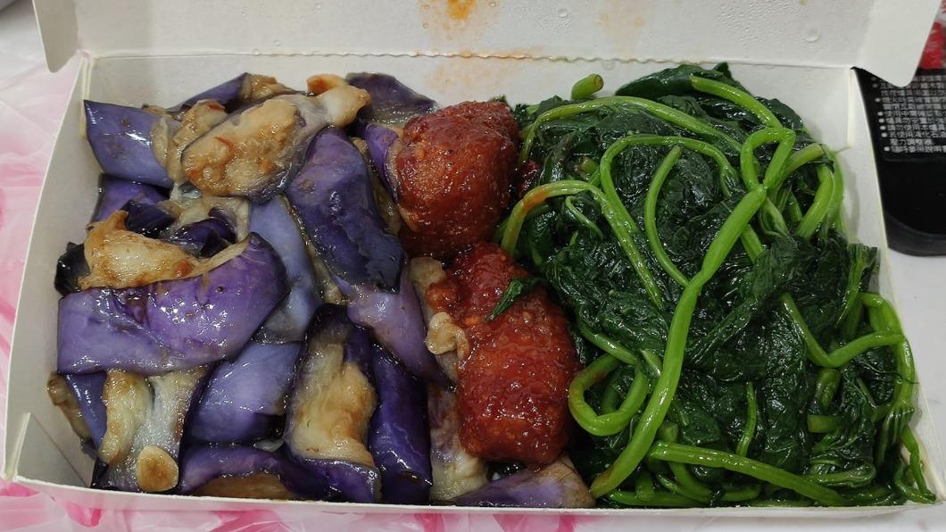 2樣青菜加2塊糖醋肉,就要140元。(圖/翻攝自爆怨公社臉書)