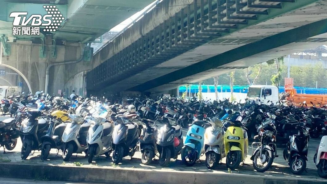 阿伯忘記停哪!女警無懼千部機車海 苦尋3小時