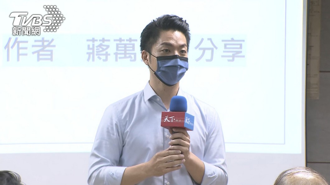 蔣萬安滑手機都答不出來!詞窮求救 陳時中酸:他的風格