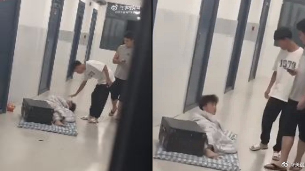 事後有其他同學經過將這名男大生叫醒。(圖/翻攝自微博)