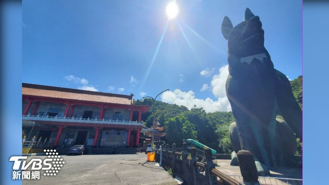 十八王公新廟旁30公尺高的銅質犬像，比廟身還高。廟方說，犬像有與廟平行坐大位，表彰義犬同展神威的寓意。