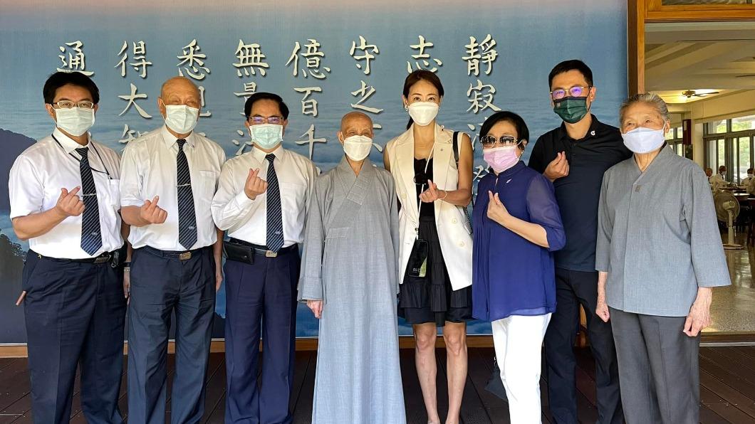賈永婕一行人拜會證嚴法師。（圖／翻攝自賈永婕臉書）