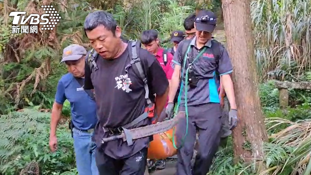 救難人員合力將遺體扛下山。(圖/TVBS)