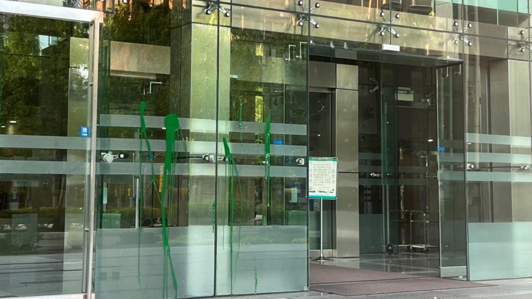 赴NCC大樓潑漆 藍議員參選人批:淪民進黨打手