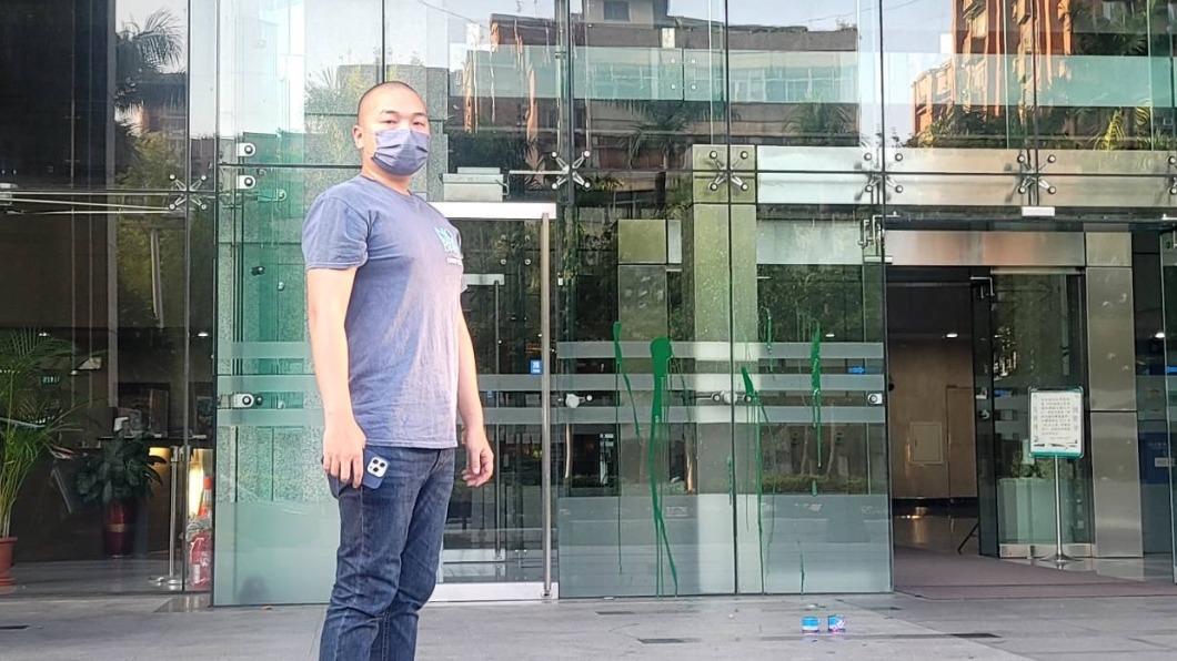 楊植斗表示,潑完漆後他就報警了,原地等待,裡頭的保全等10分鐘後,發現警車來了才出來瞭解狀況。(圖/楊植斗提供)