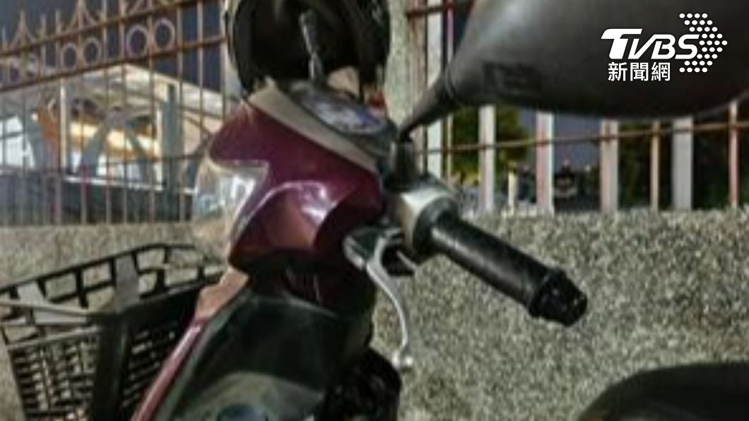 兩車擦撞後照鏡。(圖/TVBS)