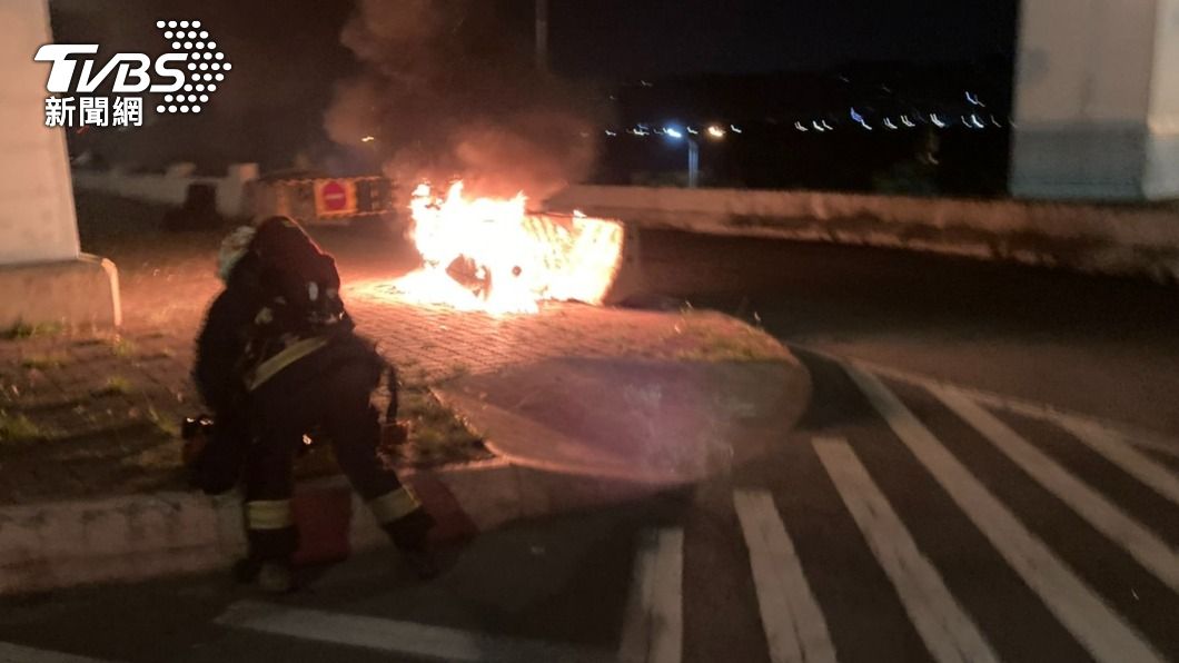 機車不明原因起火!警消急滅 一查才知「6小時前車禍」
