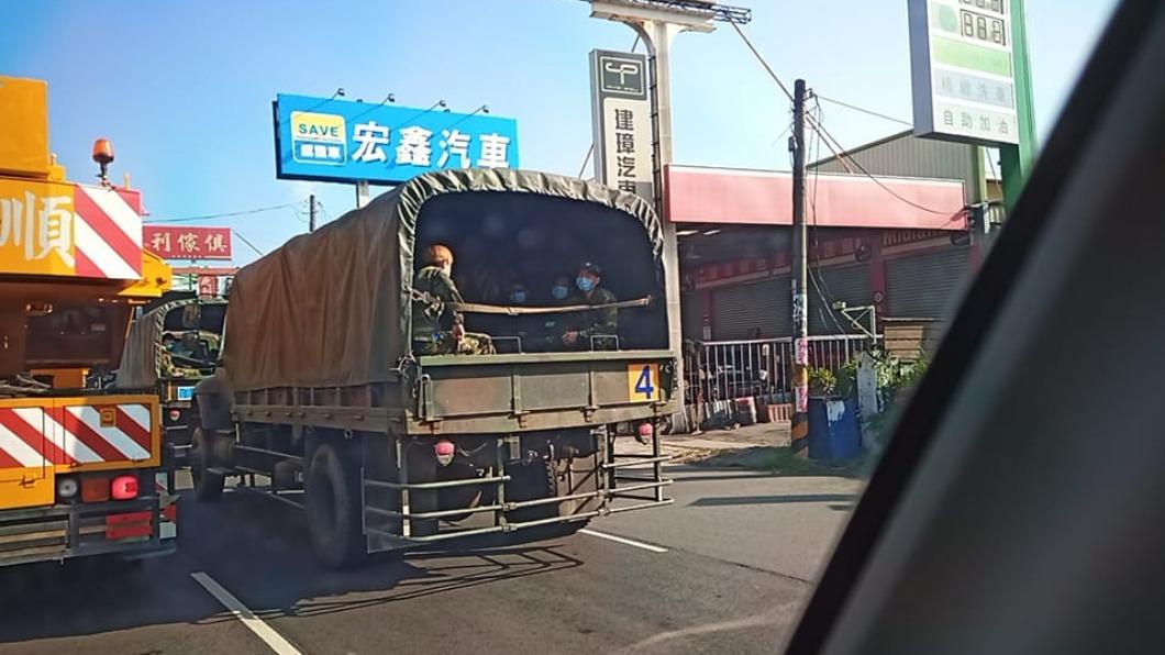 網友捕捉金毛阿兵哥，大嘆：時代不同了。（圖／翻攝自爆料公社）
