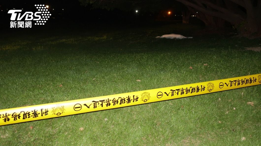 三重忠孝碼頭公園樹下突起火　警消到場驚見男性焦屍