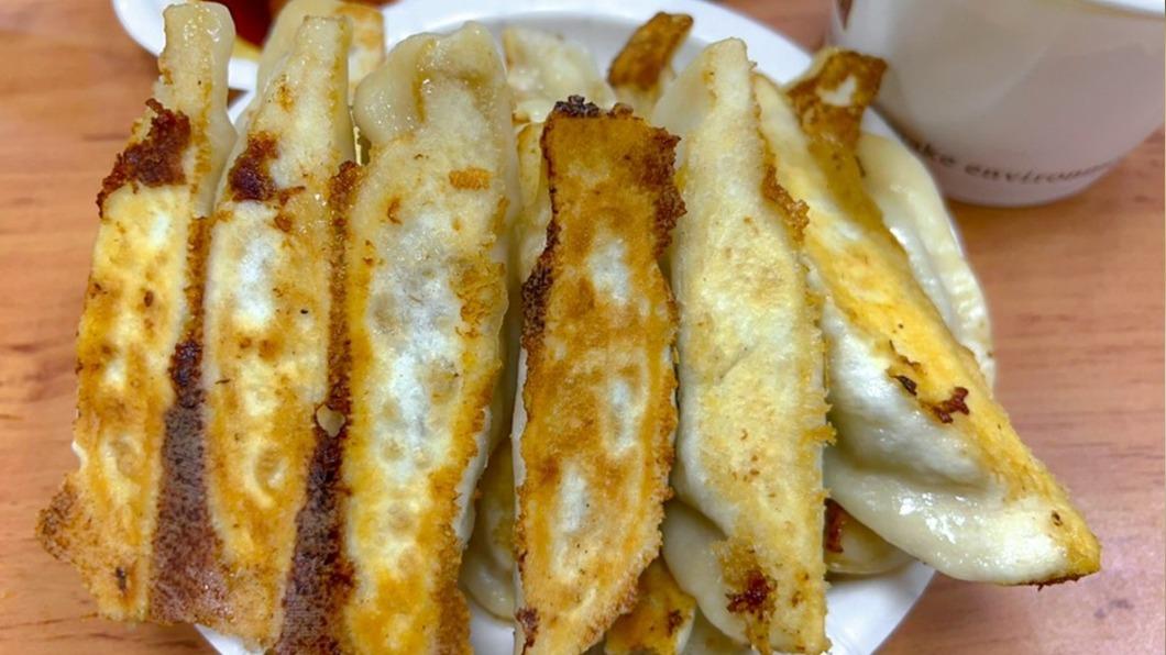 「韭黃鮮肉鍋貼 」口感吃起來酥脆帶Q,內餡一咬還會噴汁。(圖/陳小可的吃喝玩樂提供)