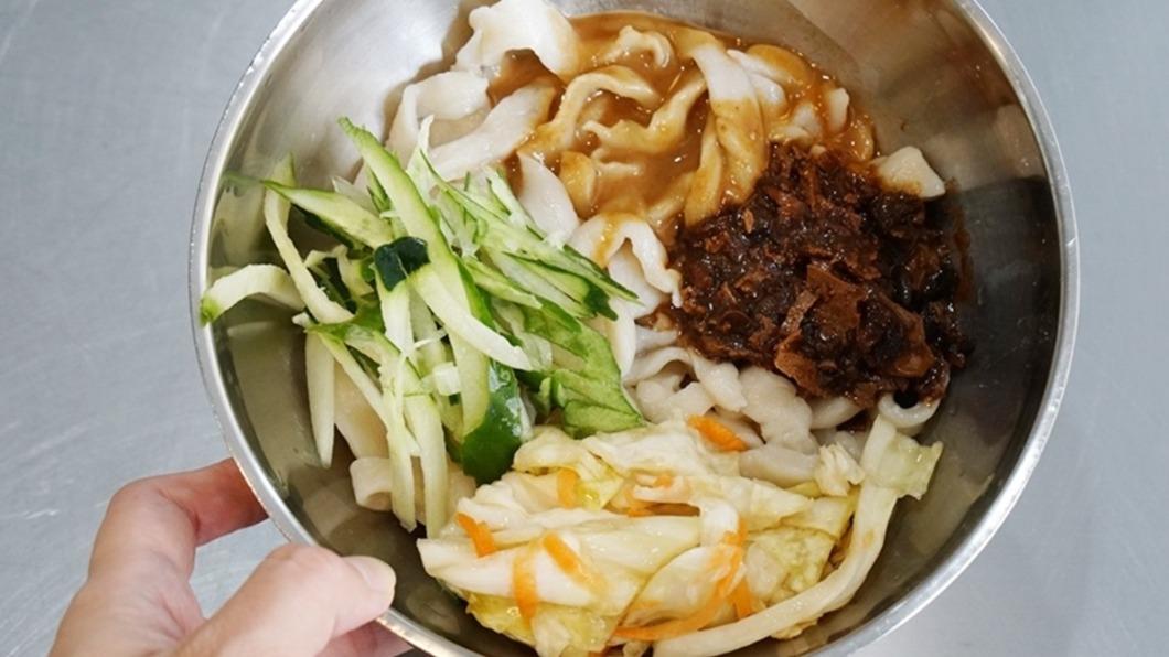 「二合一乾麵」就是加了麻醬跟炸醬,麵條是店家每天製作的手工麵條,Q度跟口感非常好。(圖/PEKO の Simple Life提供)