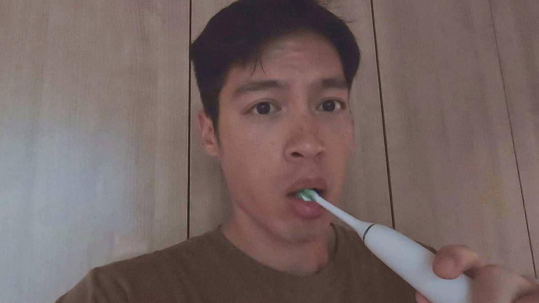 許孟哲邊刷牙邊抱怨製作單位。(圖/中視提供)
