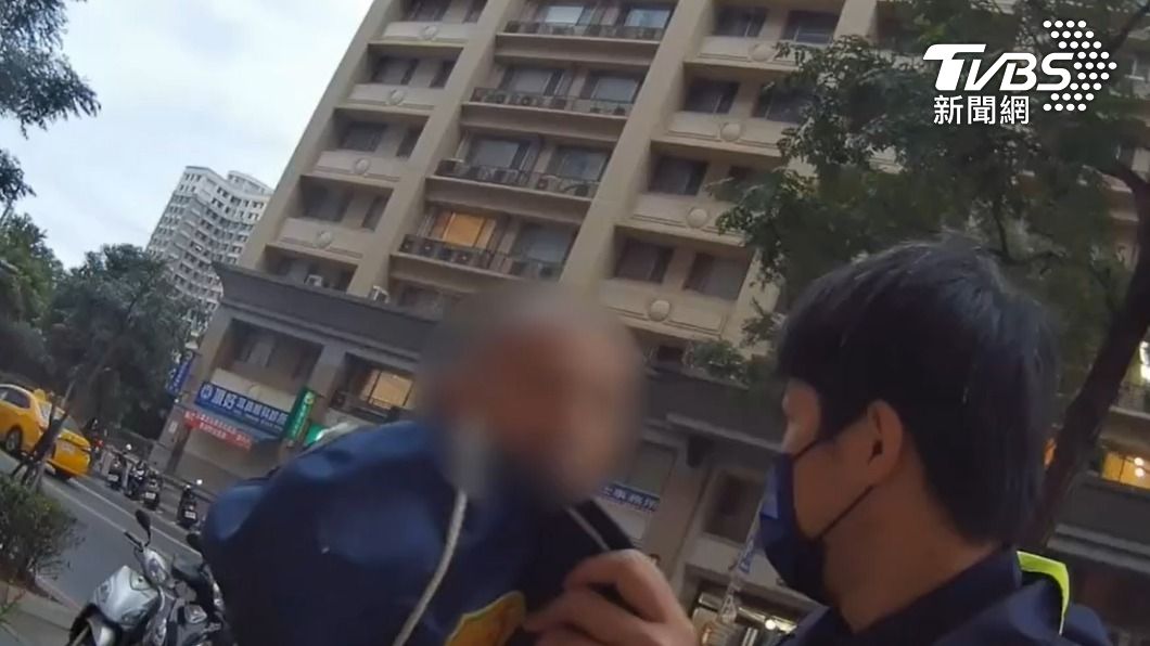 警方在高男的鴨舌帽內找到安毒。(圖/TVBS)