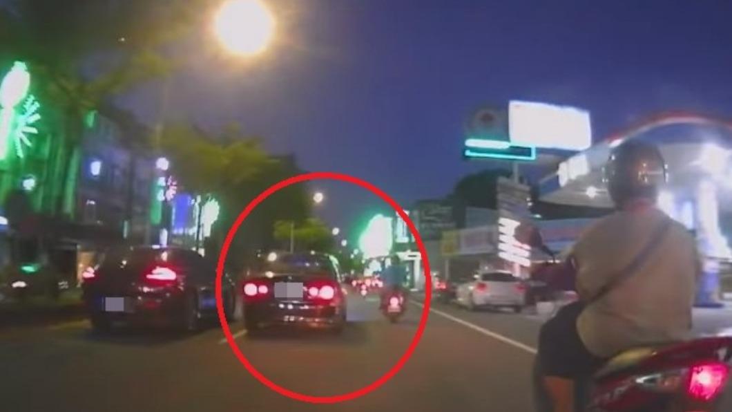 讓我買檳榔！轎車內側衝出「鬼切停路邊」　超扯畫面曝