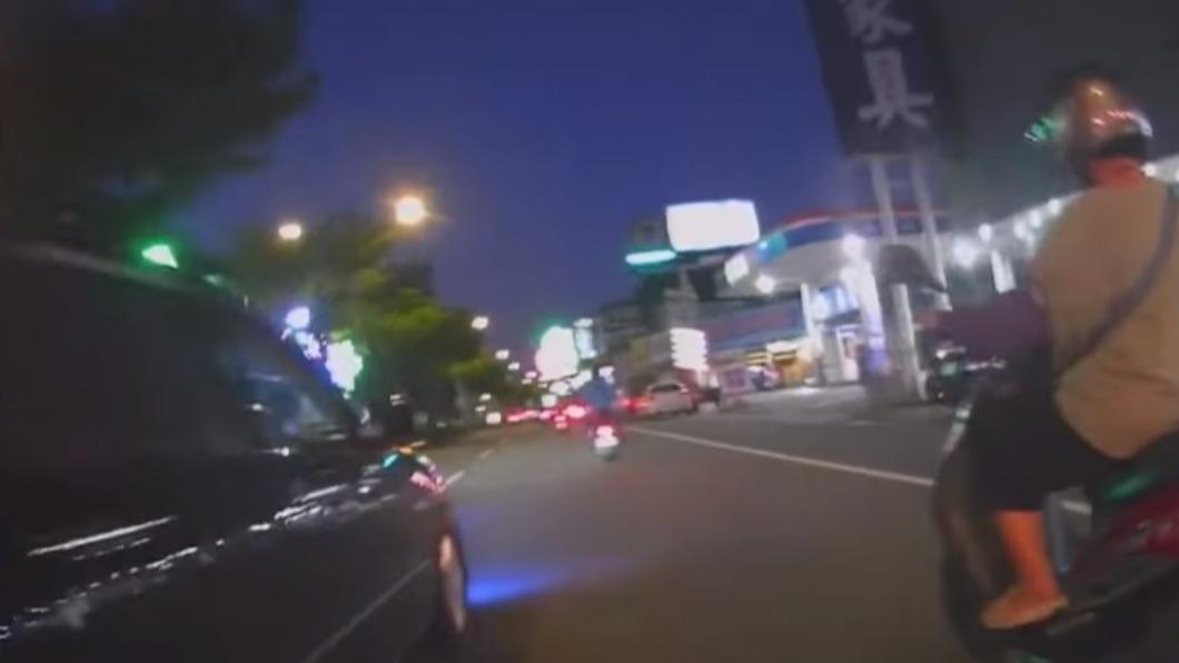 黑色轎車突然從騎士左邊高速衝出來超車。(圖/翻攝自八卦村 - 行車紀錄器影片上傳中心)