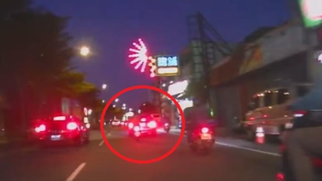 黑色轎車鬼切路邊想買檳榔,差點撞到機車。(圖/翻攝自八卦村 - 行車紀錄器影片上傳中心)