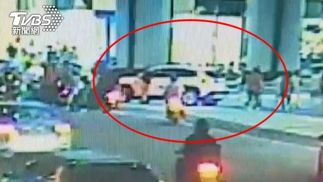 不滿被超車!氣炸飆罵、砸水瓶 警調電眼揪暴怒小黃司機
