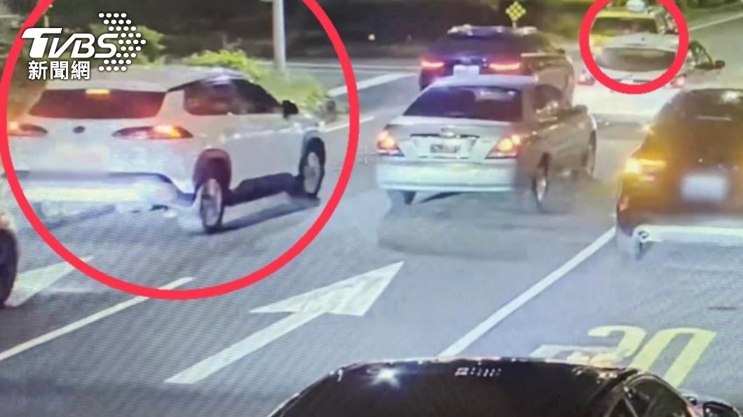 小黃司機被控訴只是因為不滿被超車就攔車。（圖／TVBS）