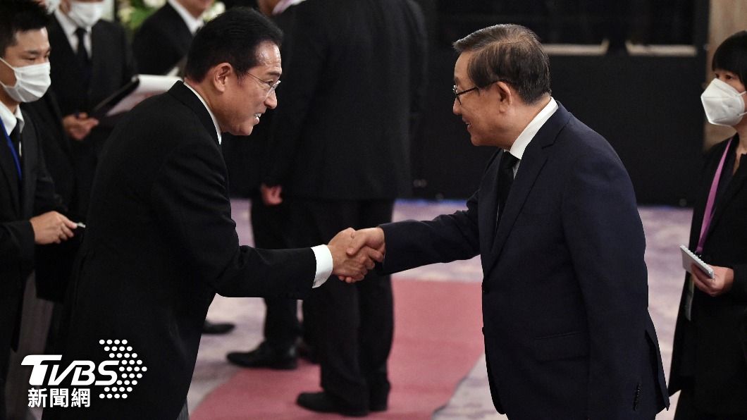 日本首相岸田文雄與大陸全國政協副主席萬鋼。(圖/達志影像路透社)