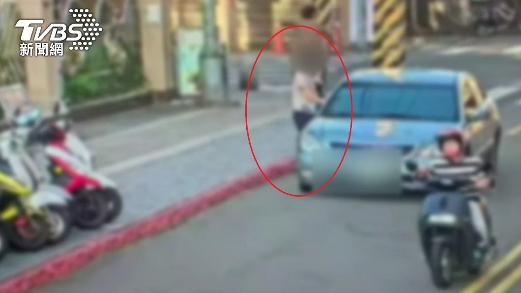 人蛇集團開車載運高女到機場。(圖/TVBS)