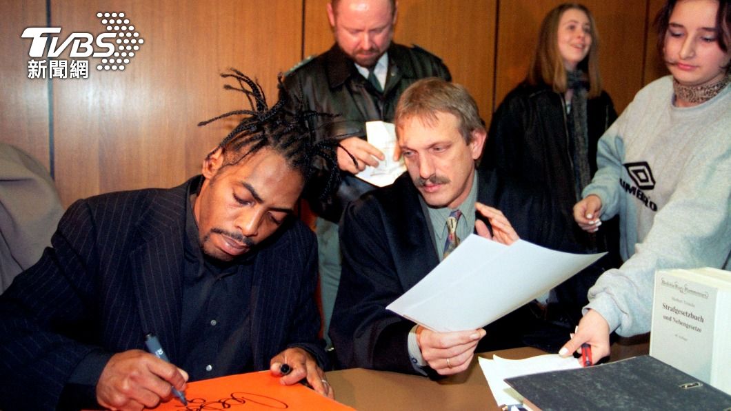 Coolio 1998年出席活動時,為粉絲簽名。(圖/達志影像美聯社)