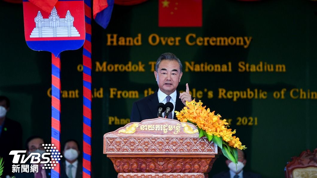 柬埔寨與中國大陸交好,陸外長王毅出席運動場捐贈儀式。(圖/達志影像路透社)