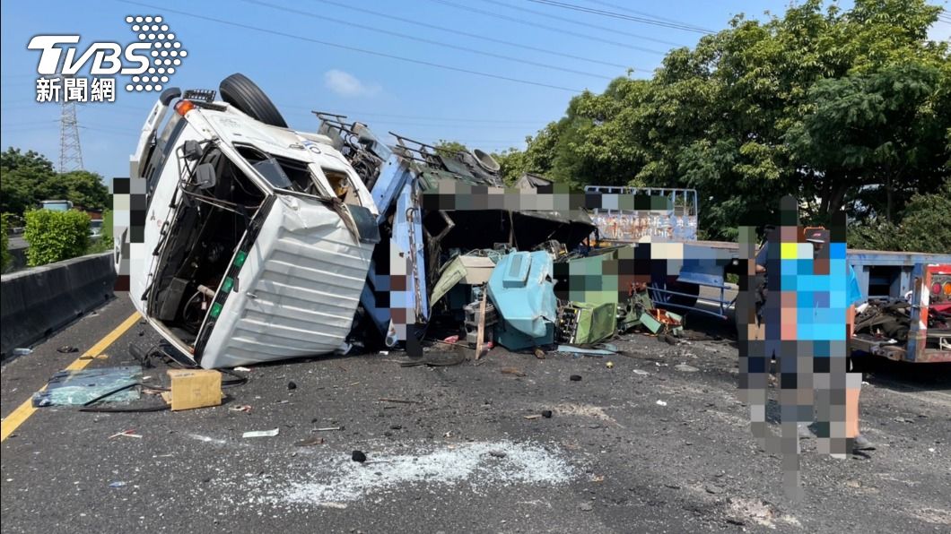 中山高聯結車爆胎翻覆 嘉義民雄-大林北上一度封閉