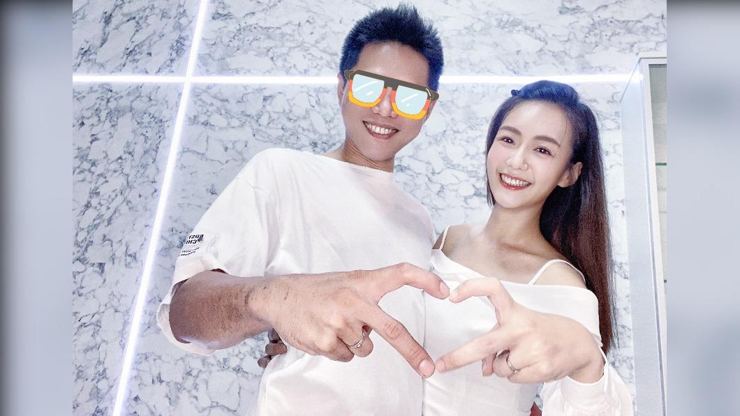 李又汝登記結婚，特別穿白色洋裝拍照。（圖／民視提供）
