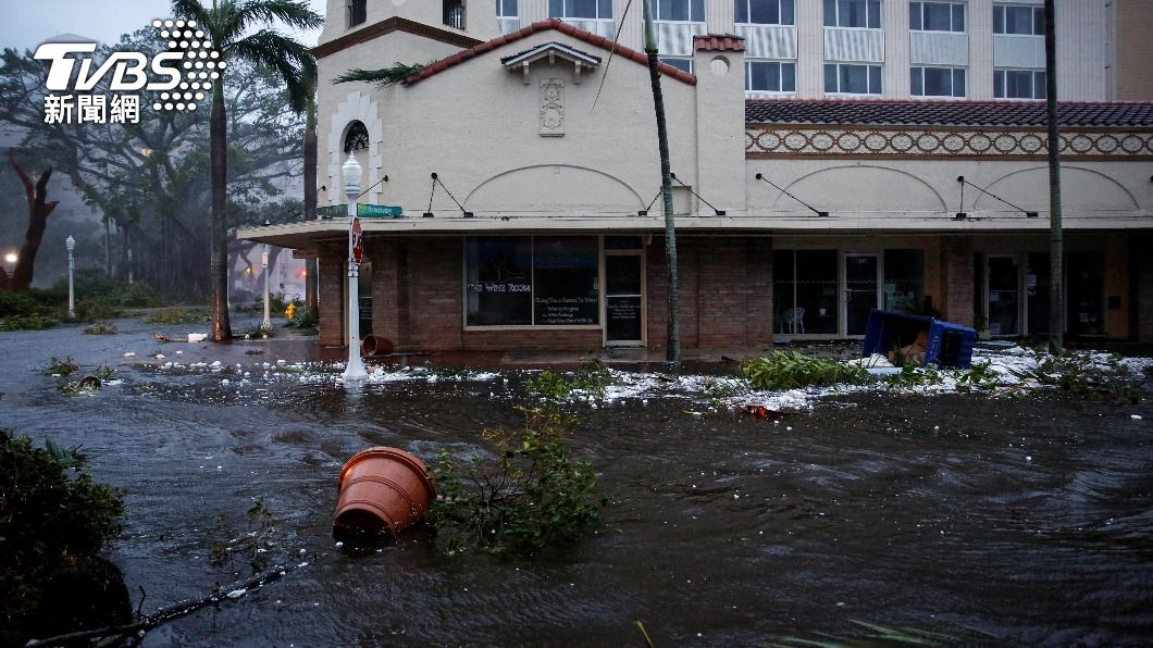 佛州李縣的麥爾茲堡(Fort Myers)的道路遭淹沒,部分地區變成大片湖泊。(圖/達志影像路透社)