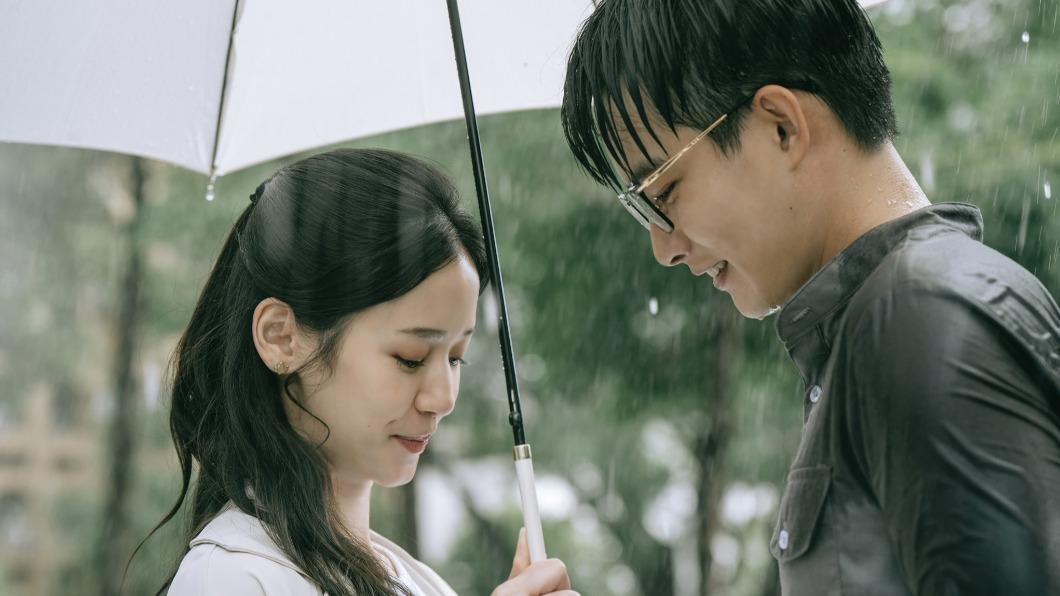 張庭瑚袁子芸雨中浪漫互動。(圖/甲上提供)
