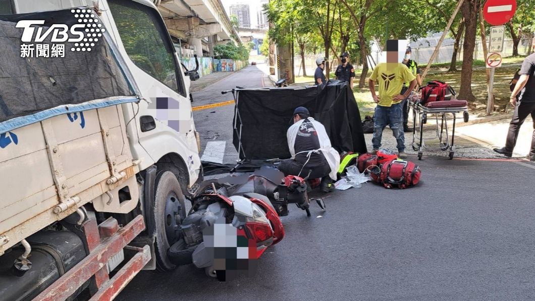 未等號誌燈亮就轉彎!貨車猛撞機車 男騎士命危搶救