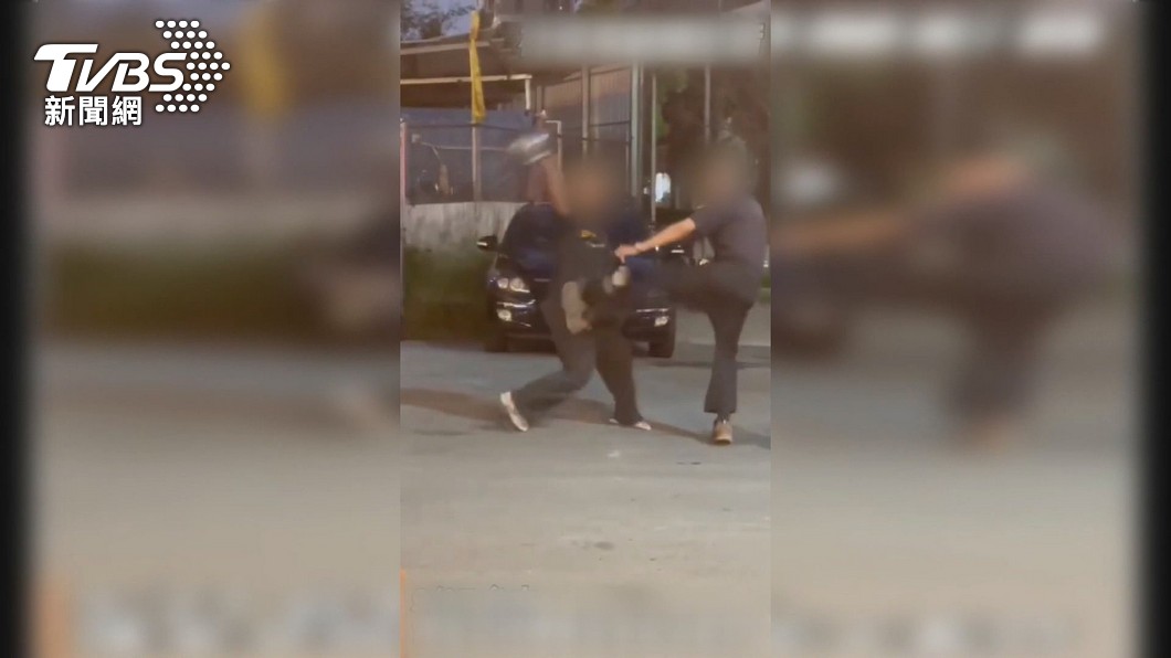 遲到8分鐘! 保全爆氣衝路中「安全帽猛K」